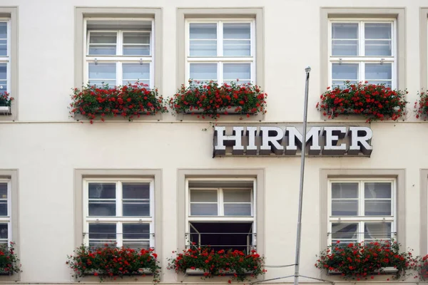 Hirmer Mäns Mode München Fasadens Fönster Dekorerade Med Blomlådor För — Stockfoto