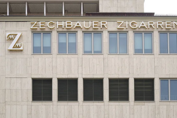 Zechbauer Cigarrer Logotypen För Cigarr Återförsäljaren Zechbauer Utanför Fasaden Cigarren — Stockfoto
