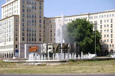Çeşme Strausberger Meydanı'nda halka yüzen / çeşme su Schwebender halka Strausberger meydanında ve Karl Marx'ın sokak, 13 Temmuz 2018 Berlin'de.                            