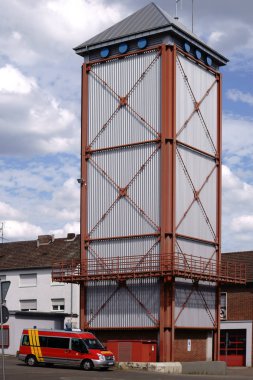 Yangın Kulesi ile siren / A görüntüleme platformu ve çatıda bir siren sesi ile itfaiye istasyonu.