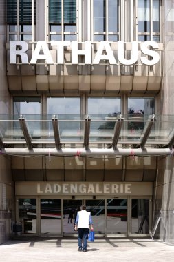 Town Hall Salonu Galeri Bad Homburg / bilinmeyen bir adamın alışveriş merkezi belediye salonu Galeri giriş 19 Mayıs 2018 üzerinde Bad Homburg yürür.