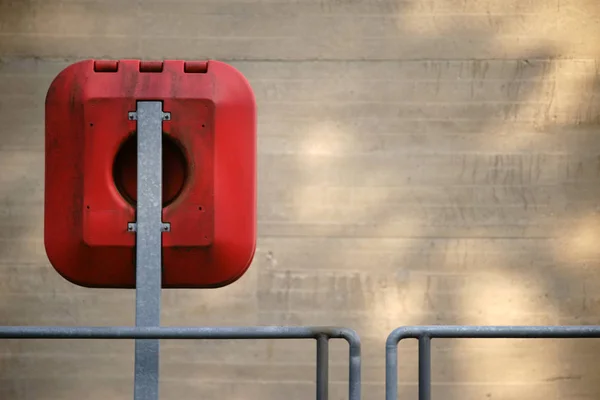 Nooduitrusting Een Weir Emergency Apparatuur Met Een Reddingsboei Leuning Buitenste — Stockfoto