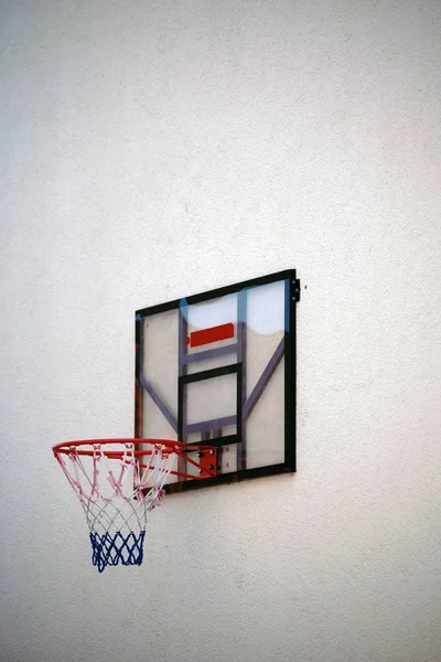 Basketballkorb Basketballkorb Der Hauswand Eines Wohnhauses — Stockfoto