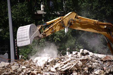 Yıkım, tarak / bir ekskavatör bir endüstriyel bina inşaat alanında standları ve enkaz kaldırır.                      
