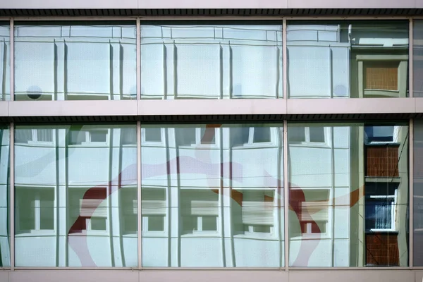 Abstraktní Úvahy Okně Abstraktní Reflexe Průčelí Domu Okny Jiném Průčelí — Stock fotografie
