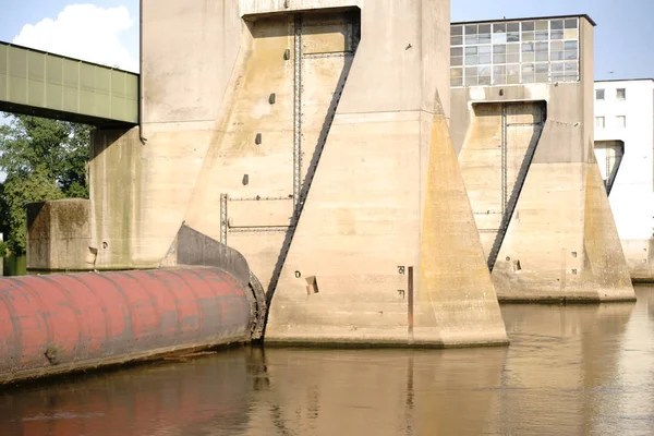 Weir Sluten Flod Lock Med Vilande Floden Vatten Och Industriella — Stockfoto