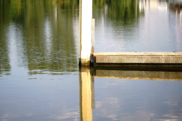 Gespiegelde Staal Pijlers Oever Staal Pijlers Zijn Terug Vinden Rivieroever — Stockfoto