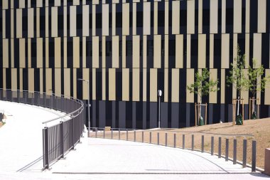 Yeni altyapı, ticari bina / bir yeni yollar ve altyapı gibi bir dedesi saat ile merdiven inşa.                     