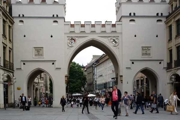 Karlstor Munich Туристы Пешеходы Прогуливаются Карлстору Покупками Центре Города Старом — стоковое фото