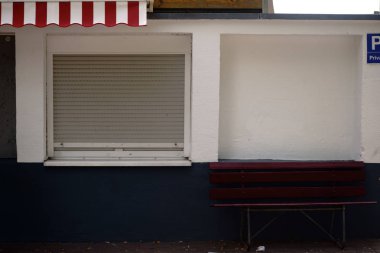 Tezgah ile küçük kapalı köşk / bir küçük kapalı bir ahşap Bank house duvar önünde ile yiyecek ve içecek kiosk.                              