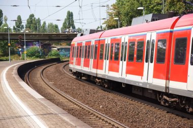 Tren geçerken ile platform / eğri bir platformu ile yoldan geçen bir tren.                              