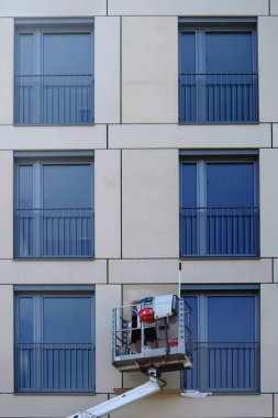 Pencere temizleyici windows temizleme / temiz bir pencere üzerinde bir Asansör standları ve windows bir gökdelenin temizler.                            