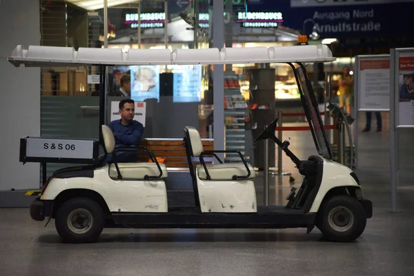 Bagage Auto München Centraalstation Een Bagage Auto Dolly Permanent Platforms — Stockfoto