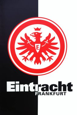 Kat Eintracht Frankfurt kollar / arması spor kulübü Eintracht Frankfurt siyah beyaz ve kırmızı bir kartal ile 11 Ağustos 2018 Frankfurt'ta.                                   