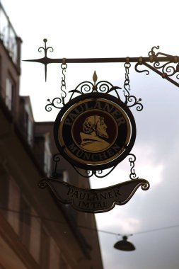 Paulaner bira işareti / Paulaner bira brewery üzerinde 29 Haziran 2018 bir restoran Münih'te bir giriş arması.                          