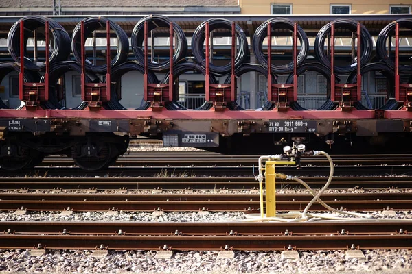 Seitenansicht Des Güterzuges Seitenansicht Der Eisenbahnwaggons Eines Mit Stromkabeln Beladenen — Stockfoto