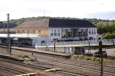 Merkez İstasyonu Neunkirchen / raylar ve ana bina Merkez İstasyonu bir köprü Neunkirchen