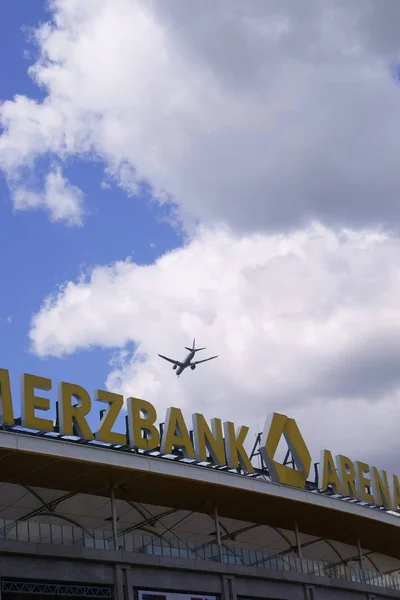 Flugzeug Über Dem Dach Der Commerzbank Arena Frankfurt Ein Flugzeug — Stockfoto