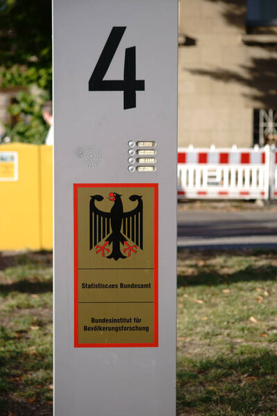 Federal Statistical Office Wiesbaden / The bell switch and the entrance sign of the Federal Statistical Office, the Federal Institute for Population Research on September 25, 2018 in Wiesbaden