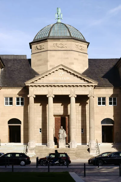 Müze Wiesbaden / Müzesi Wiesbaden önünde bir Sergisi Evin Sanat ve doğa için 25 Eylül 2018 üzerinde Wiesbaden trafik