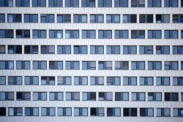 Fensterfront Wolkenkratzer Die Fensterfront Eines Wolkenkratzers Mit Wohnungen Und Heruntergelassenen — Stockfoto