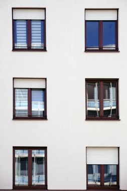 Windows yansımaları bir konut binası / windows ile bir konut bina cephe yansıtan çevre