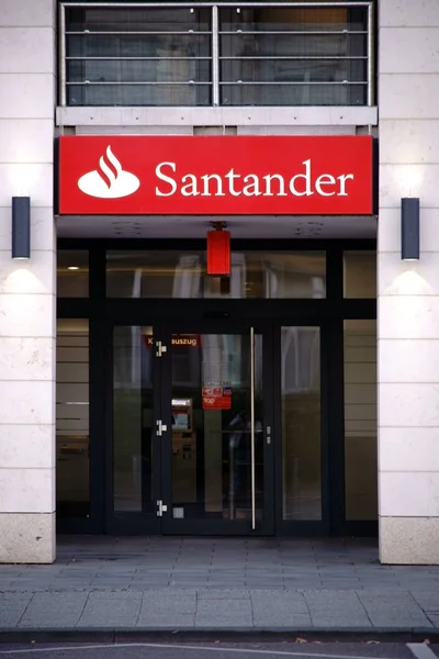 Santander Bank Ingresso Della Santander Bank Con Distintivo Rosso Brillante — Foto Stock