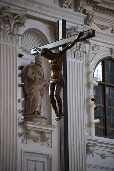 圣迈克尔教堂慕尼黑 十字架与钉十字架耶稣在圣迈克尔教堂的骶华丽内饰在2018年6月29日在慕尼黑 — 图库照片