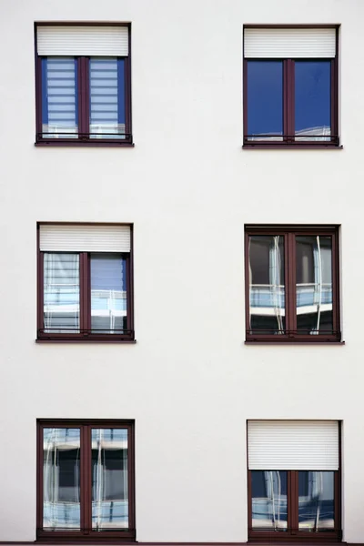 Reflektioner Windows Ett Bostadshus Fasaden Ett Bostadshus Med Windows Återspeglar — Stockfoto