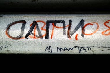 Not defteri tavan lambası tünel / karanlık bir istasyonu tavan tünel ile bir şeyler karaladı tavan lambası