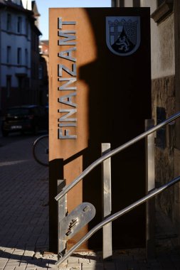 Vergi office solucanlar / finans ve ofis 13 Ekim 2018 üzerinde de solucan Binası giriş merdivenlerde vergi dairesi paslı bir stel Worms