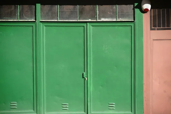 Porte Garage Une Porte Garage Protégée Contre Alarme Métal Fer — Photo