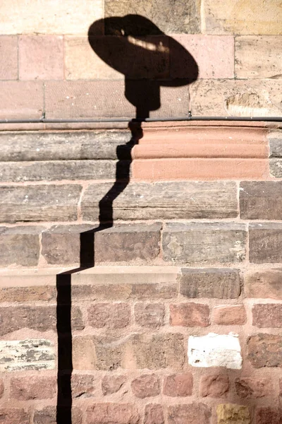 เงาโคมไฟบนผน งโบสถ เงาโคมไฟท โดดเด นบนผน ฐของคร สตจ — ภาพถ่ายสต็อก