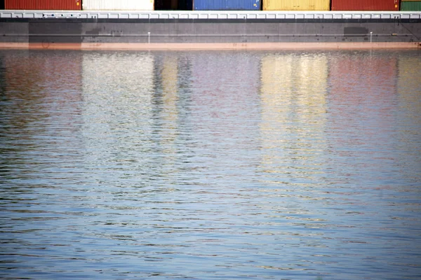 Κοντέινερ Αντανακλάται Στο Ποτάμι Πλευρική Άποψη Ενός Πλοίου Κοντέινερ Abstractly — Φωτογραφία Αρχείου