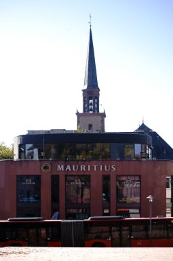 Restoran Mauritius solucanlar / modern binada solucanlar Dom Katedrali, Mauritius restoranın arka planda Magnus Kilisesi'nin kulesi üzerinde 13 Ekim 2018 solucanlar