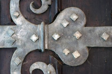 Eski ahır kapı bağlantı parçaları / demir parçaları, ağır ahşap kilise kapısına closeup