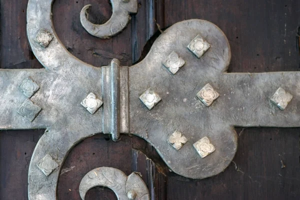 Acessórios Estábulos Velhos Porta Closeup Encaixes Ferro Uma Porta Igreja — Fotografia de Stock