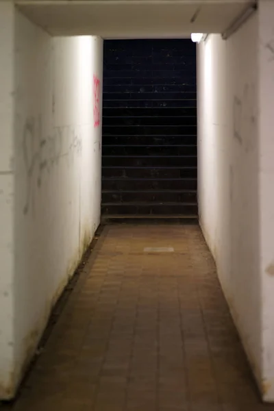 Ferrocarril Subterráneo Por Noche Otoño Paisajelas Escaleras Oscuras Túnel Estación —  Fotos de Stock