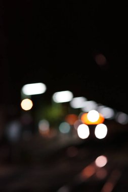 Tren gece soyut bulanık ve soyut platformu bir demiryolu İstasyonu gece gelen bir tren ile