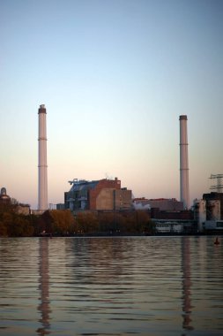 Eski cam fabrika Friedrichshain / bacalar ve endüstriyel binalar eski cam fabrikasının Friedrichshain yarımadanın Stralau yansıtan su