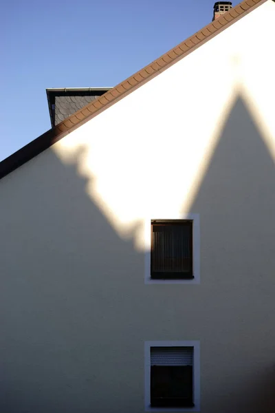 住宅建筑墙上的阴影 住宅建筑墙上的轮廓和阴影 — 图库照片