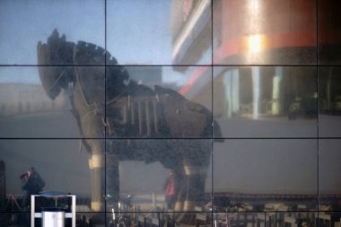 Truva atı Berlin / Ahşap heykel ve Truva atı bir bölümü salonu Windows'da yansıtılmış kopyası mağaza 06 Kasım 2018 Berlin'de