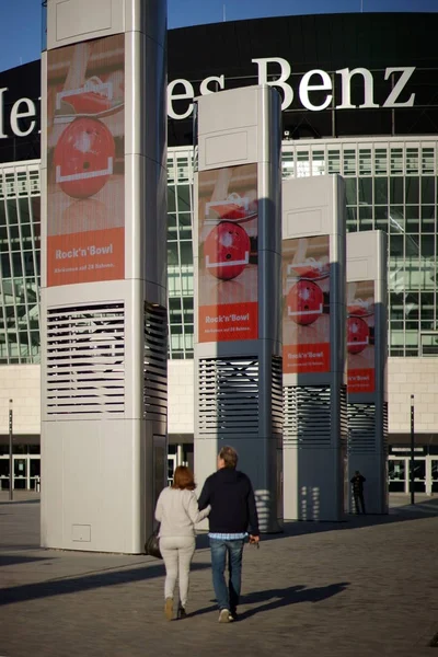 Mercedes Benz Arena Berlin Pedestrians Pass Advertising Columns Mercedes Benz — Stock Photo, Image