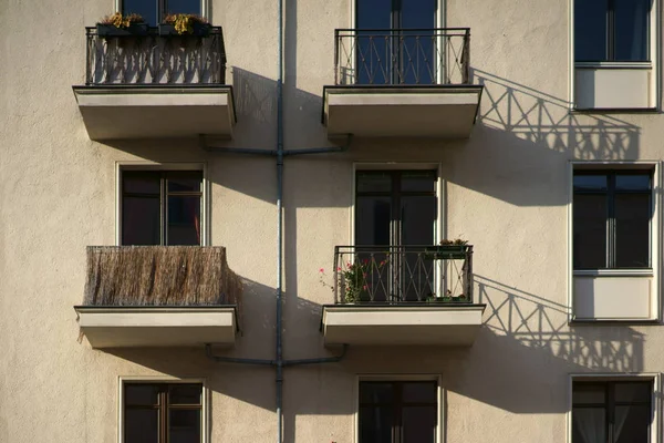 Petits Balcons Ombragés Les Balustrades Petits Balcons Nostalgiques Immeuble Appartements — Photo