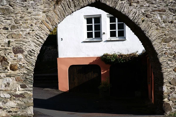 Archway Wykonane Pola Kamienia Otworzyć Przejście Brama Kamienia Wąskim Pasie — Zdjęcie stockowe