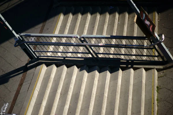 Escaleras Sombra Los Escalones Una Plaza Pública Con Barandilla Sombra —  Fotos de Stock