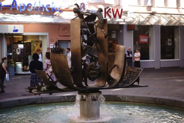 Nibelungenlied fountainworms / Nibelungenlied Çeşme Gustav Nonnenmacher şehir merkezinin yaya bölgesinde sanatçının 13 Ekim 2018 üzerinde de solucan