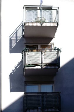 Gölgeler aracılığıyla küçük balkon / bir apartman binası küçük balkon korkuluk pik gölgeler