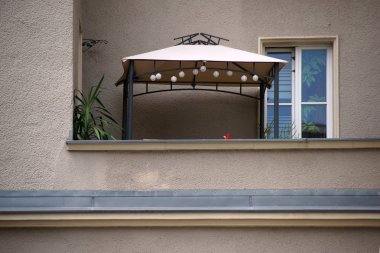 Çadır sığınak ile balkon / balkon bir apartman binası katranlı muşamba bir sığınak ile