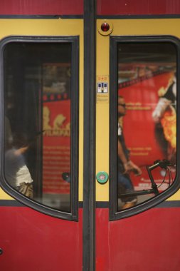 Banliyö tren sürme / yan görünüm bir yolcu treni yolcuları tren Windows kayar kapı üzerinde bulanık ana hatları ile vücut üzerinde